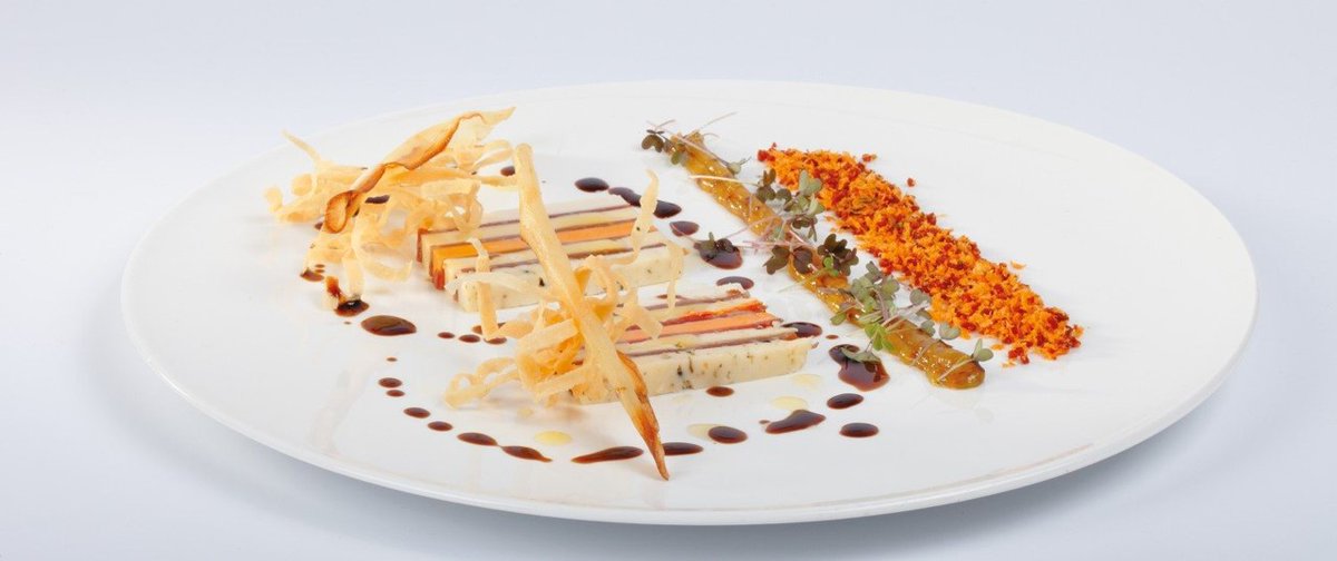 VALDERRAMANL's tweet image. 𝐑𝐄𝐂𝐄𝐏𝐓𝐄𝐍 𝐕𝐀𝐍 𝐓𝐎𝐏𝐂𝐇𝐄𝐅𝐒
Recept van: HEIN WILLEMSEN | MEESTERKOK SVH
Terrine van 5 Hollandse kazen, ingelegd met Wagyu rookfilet en mosterddillesaus.

Link recept: bit.ly/receptenvantop…