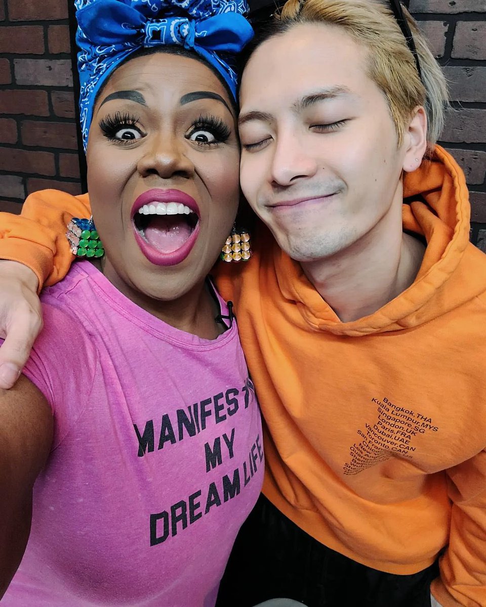 JacksonWGlobal's tweet photo. [INSTA] 230421 cherylporterdiva

“About a month ago I received a message in my inbox that read, "I want to learn from you. You have inspired me. This is @JacksonWang852." ❤️

I was in disbelief that this mega star was reaching out to me to coach him and even though my schedule was pretty hectic, I rearranged my plans to fly to LA! 🛸✈️

When I arrived at his practice studio in LA he was in the middle of dance rehearsal, but stopped, ran up to hug me and said in his sweet voice, "Hello great teacher. I am Jackson. Thank you for coming." 😊🙏

The fact that Jackson reached out to me shows that the greatest artists continue to study, evolve and improve thier talent and learning NEVER STOPS! What an honor to be by his side all the way to Coachella music festival and beyond. 🎤🎶

Stay humble always! It will take you further than you could possibly imagine! ❤️”

#JacksonWangCoachella 
#JacksonWang #王嘉尔 #잭슨 #TEAMWANG