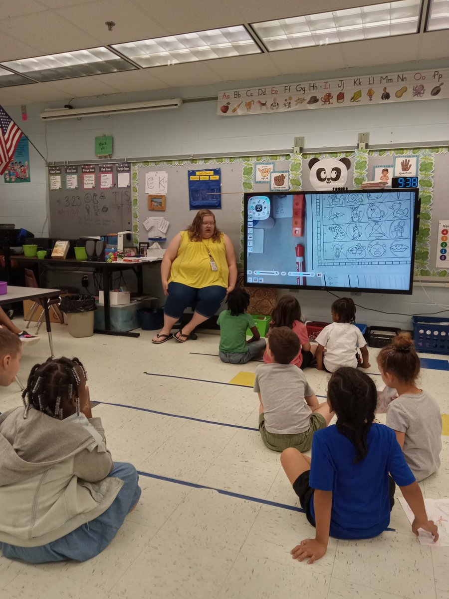 computeramy143's tweet photo. Love helping my kindergarten friends Ms. Lewis does a great job encouraging them #WeAreCuCPS #ccesdukes #parapro https://t.co/VqOvT1UZuH