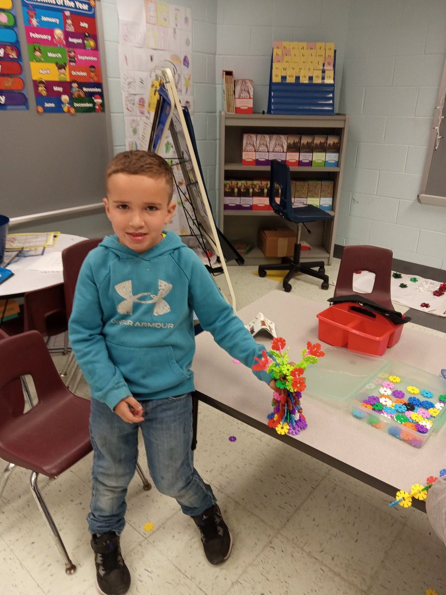 computeramy143's tweet photo. Love helping my kindergarten friends Ms. Lewis does a great job encouraging them #WeAreCuCPS #ccesdukes #parapro https://t.co/VqOvT1UZuH