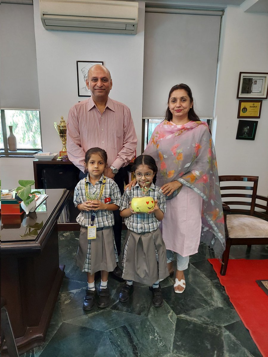 jyoti123sh's tweet photo. 'Go green and make our Earth a beautiful place to live.' Ss of cls 1 planted saplings to spread greenery on the ocassion of #earthday @ashokkp @y_sanjay @ShandilyaPooja @PreetiMehra77 #sdg5 #climatechange https://t.co/fj2ANeHZQf