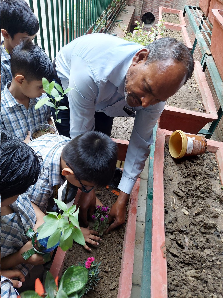 jyoti123sh's tweet photo. 'Go green and make our Earth a beautiful place to live.' Ss of cls 1 planted saplings to spread greenery on the ocassion of #earthday @ashokkp @y_sanjay @ShandilyaPooja @PreetiMehra77 #sdg5 #climatechange https://t.co/fj2ANeHZQf