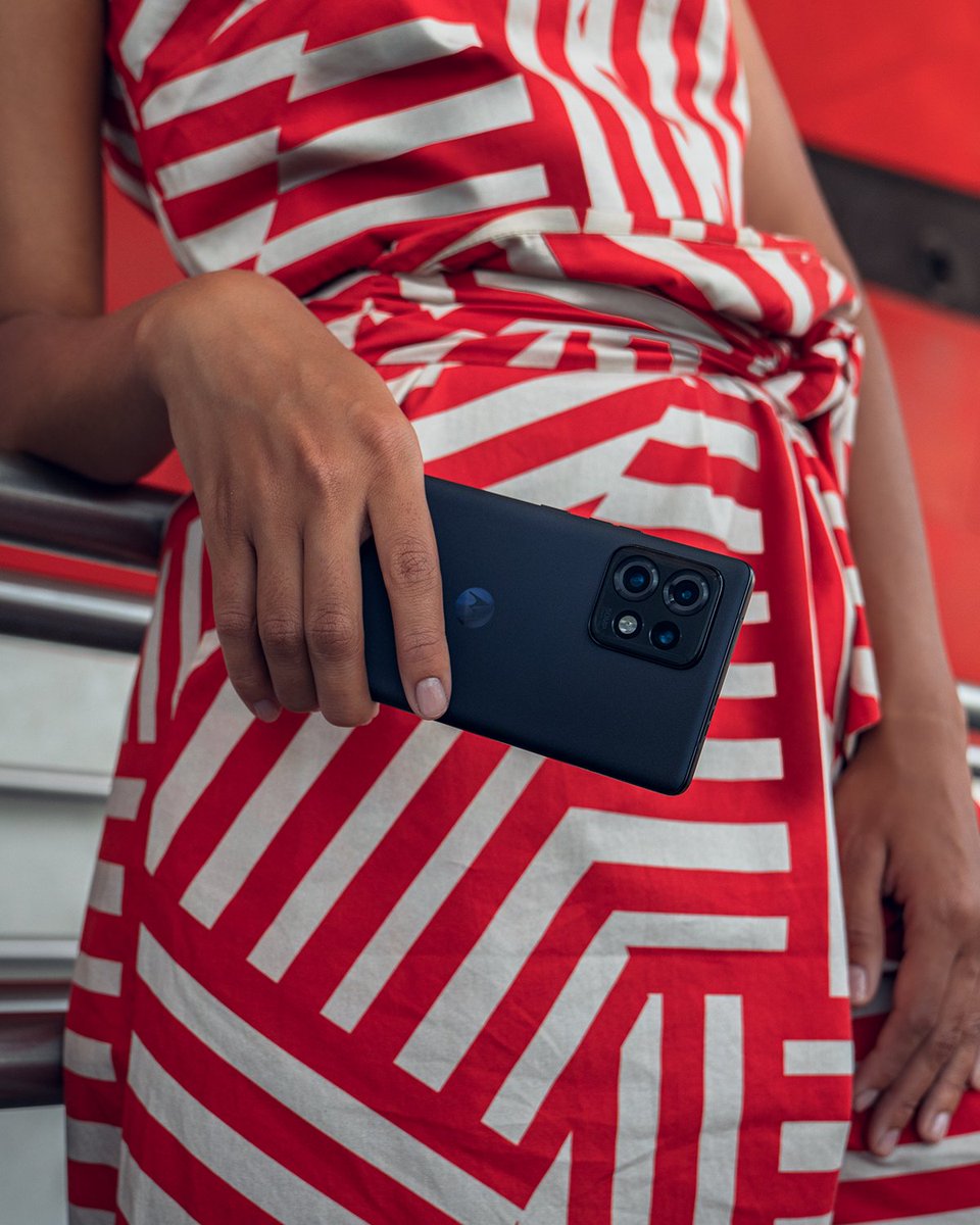 Moto's tweet photo. Impeccable taste 👌. Tell us which color matches your style - Interstellar Black or Lunar Blue? #motorolaedge40pro
Learn more: https://t.co/oy5qEu15f1 https://t.co/WnyeNK3Dkh