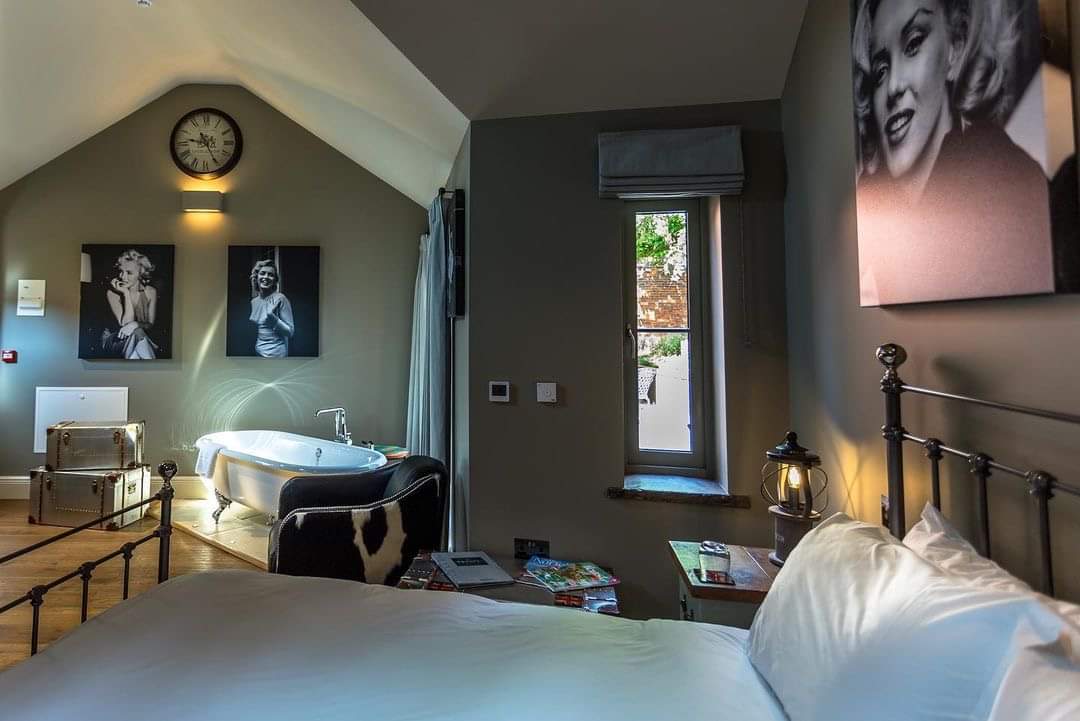 Wonderful places to stay in #northnorfolk, the Monroe room at No. Twenty9 Burnham Market.
Find out more here - enjoynorthnorfolk.com/notwenty9-burn…

📷 No. Twenty9