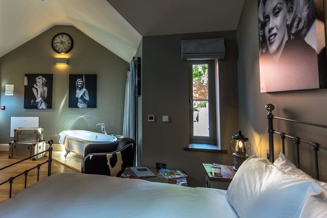 Wonderful places to stay in #northnorfolk, the Monroe room at No. Twenty9 Burnham Market. Find out more here - enjoynorthnorfolk.com/notwenty9-burn… 📷 No. Twenty9