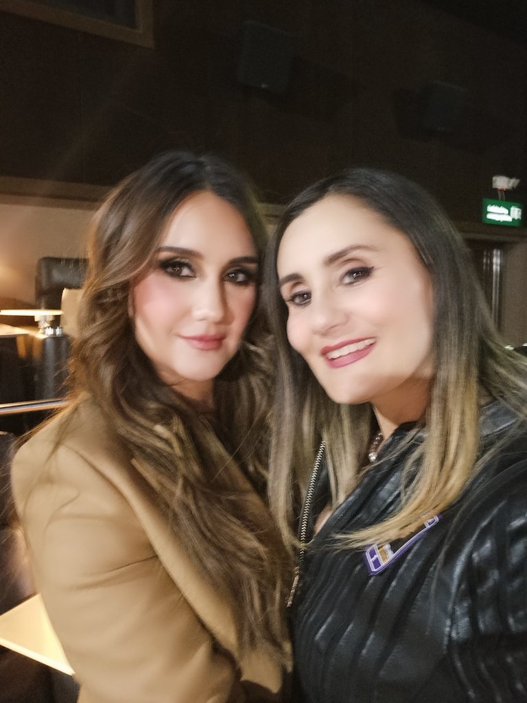 BlancaIreriES's tweet image. Tengo esta foto con @DulceMaria de cuando fuimos a ver la premiere de la película #DiarioDeUnViajeInesperado de @PacoAlvarezV