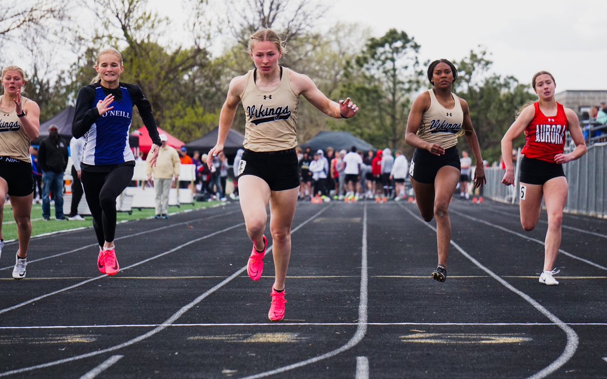 tony_chapman76's tweet photo. Fast times. High jumps. Big leaps. 

And….. PB&amp;J. 

A great day at the @ginwtrack Dave Gee Invite yesterday. 

📸: @AvynUrbanski // @C_staehr15 // @jax1447 https://t.co/4tc2W8V4th