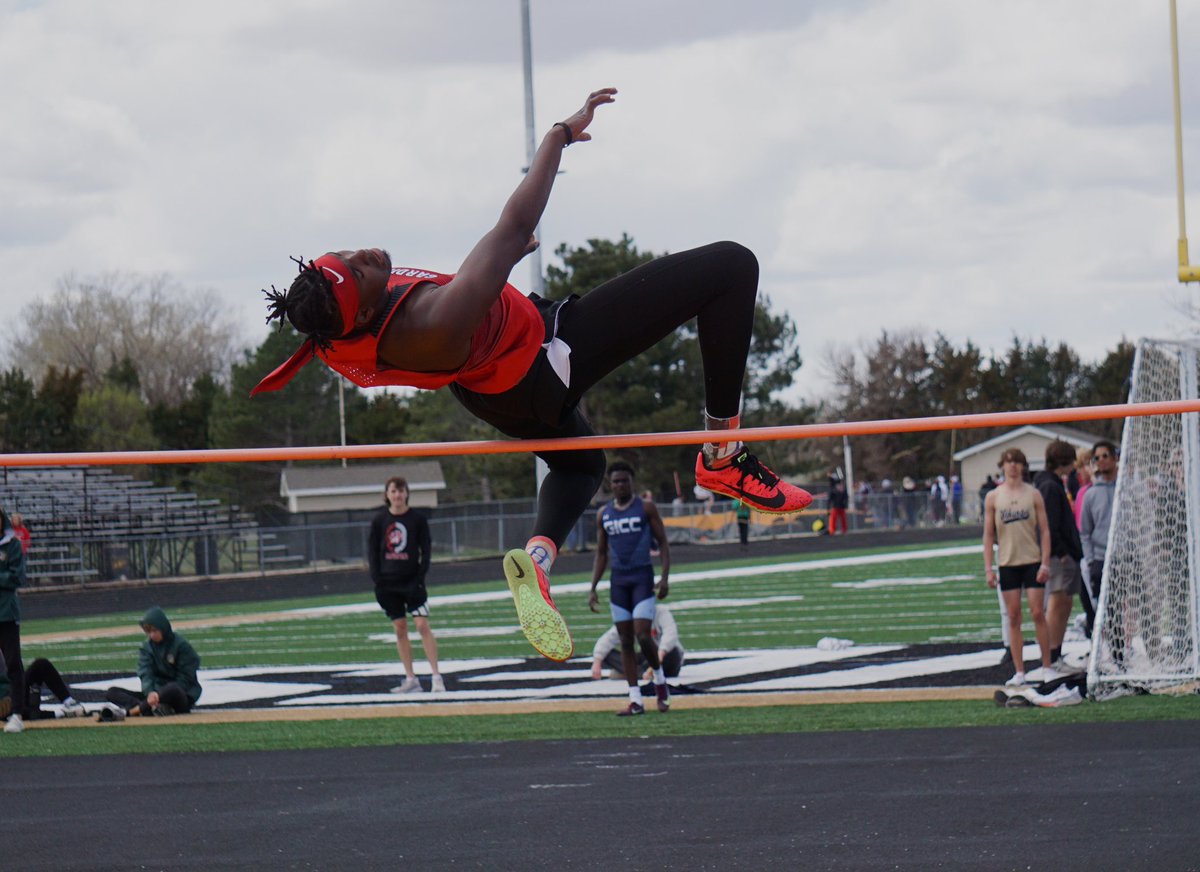 tony_chapman76's tweet photo. Fast times. High jumps. Big leaps. 

And….. PB&amp;J. 

A great day at the @ginwtrack Dave Gee Invite yesterday. 

📸: @AvynUrbanski // @C_staehr15 // @jax1447 https://t.co/4tc2W8V4th