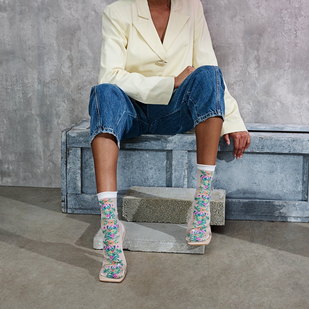 tabio_usa's tweet photo. Flowers are blooming, the sheer socks with a floral and botanical pattern that gives an elegant impression.
š§¦ļ¼Front Floral Crew Socks
#tabio ā #tabiousa #tabiosocks https://t.co/bBNltdaxIx