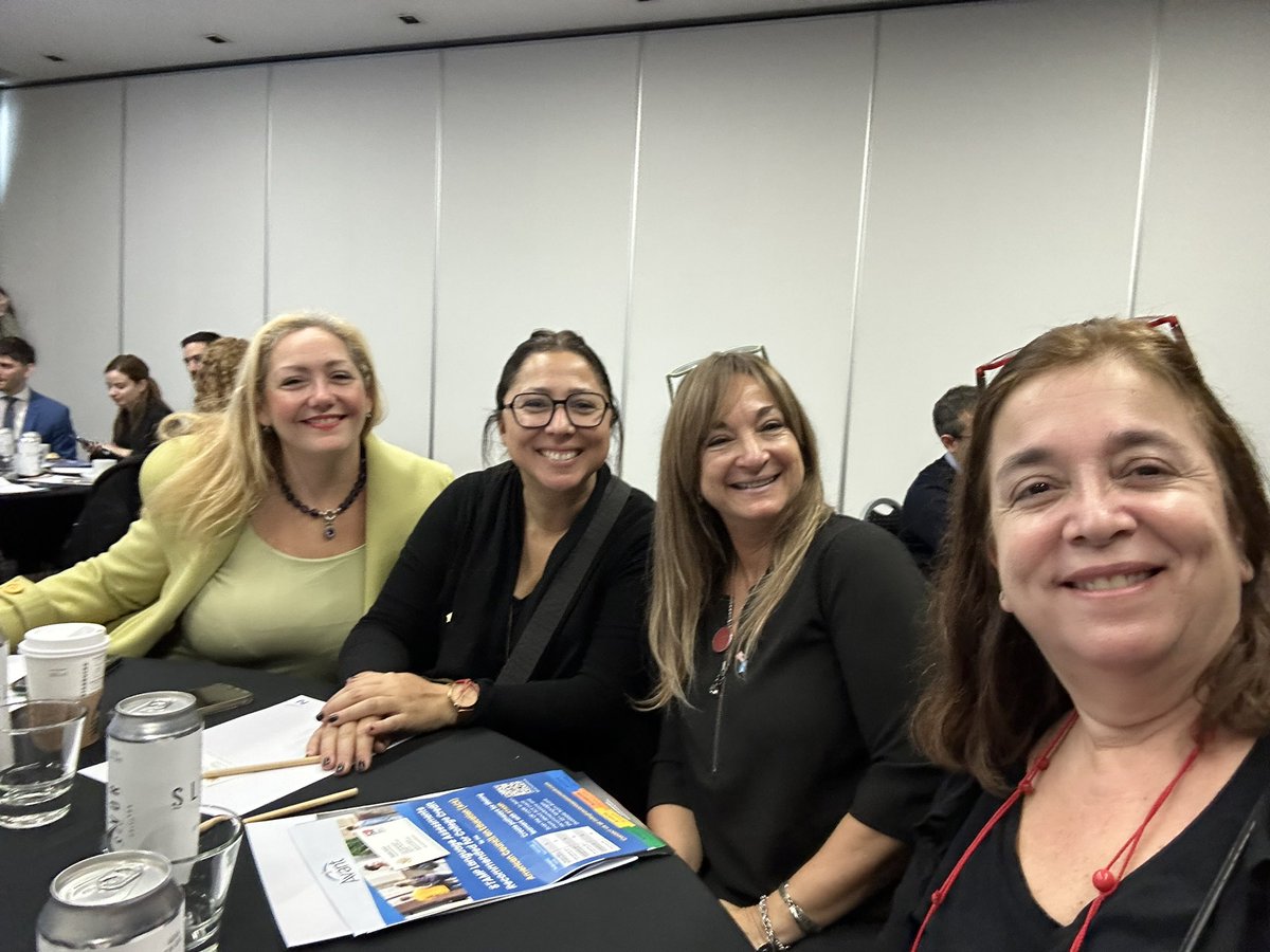 Con Soledad, Natalia (graduadas USAL) y Elda en el evento de #AvantArgentina