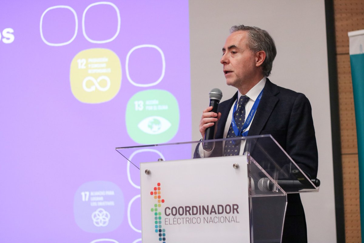 DiegoPardow's tweet photo. Ayer visité al @coord_electrico para acompañar el proceso que busca identificar oportunidades de flexibilización para la operación de centrales térmicas. 

Esto es parte de las acciones que considera nuestra Agenda Inicial para un Segundo Tiempo de la Transición Energética. ⚡️ https://t.co/xkcsdY2SMR
