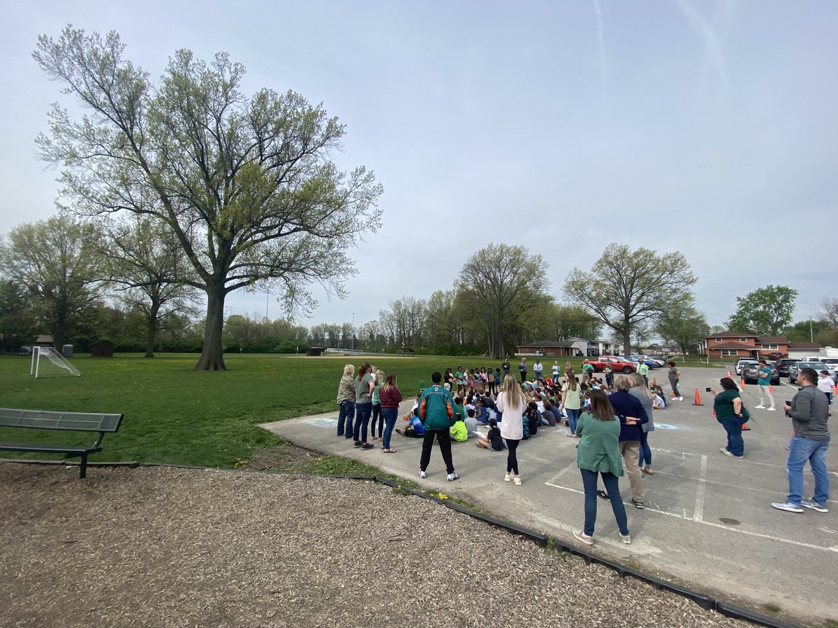 GoshenLane's tweet photo. Celebrating our record setting pin oak tree at Goshen Lane for Earth Day with ⁦@CityOfGahanna⁩ and Mayor Jadwin. 10th largest pin oak tree in Ohio! https://t.co/AJ5if9UKId