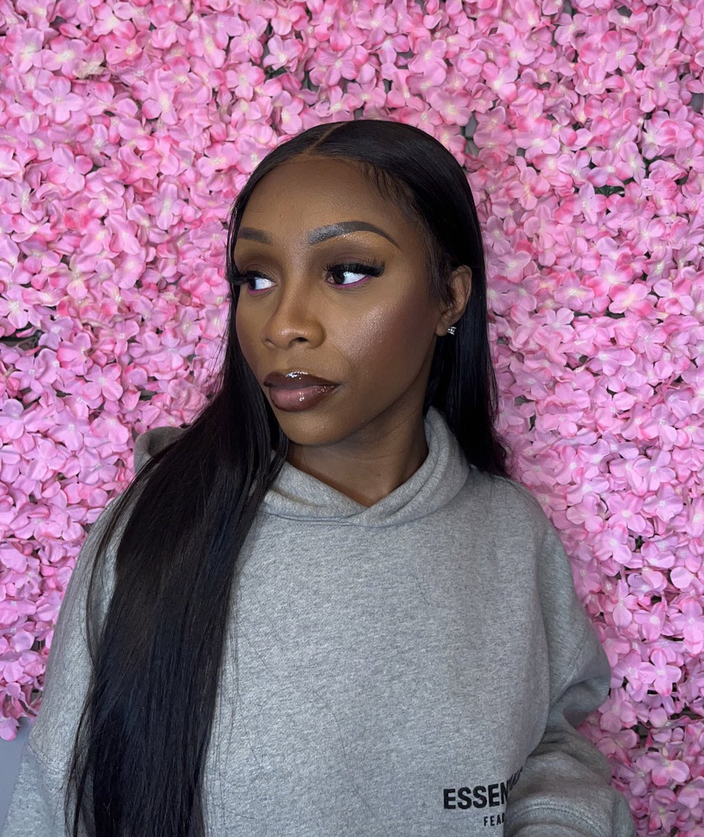 raelynndenise's tweet image. I am a self taught MUA from Philly✨ my ig is @beatsbyrae_ . Please follow &amp;amp; book with me💕