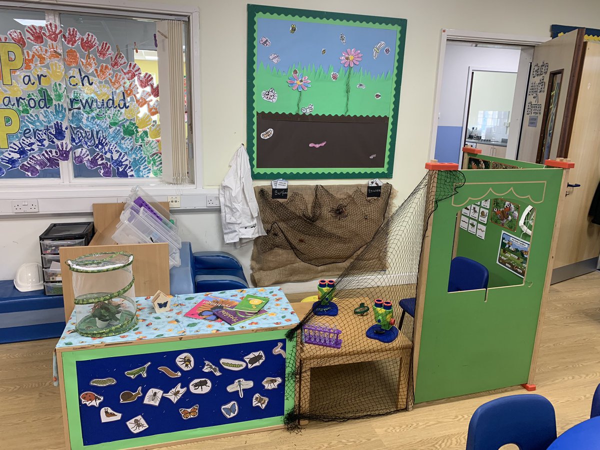 Mr_BOJames's tweet photo. Croeso i’r Labordy Trychfilod! Welcome to the Insect Lab! 🐛🪱🐌🦗🦟🕷️🕸️🐜🐝 https://t.co/3b0Pi49V9d