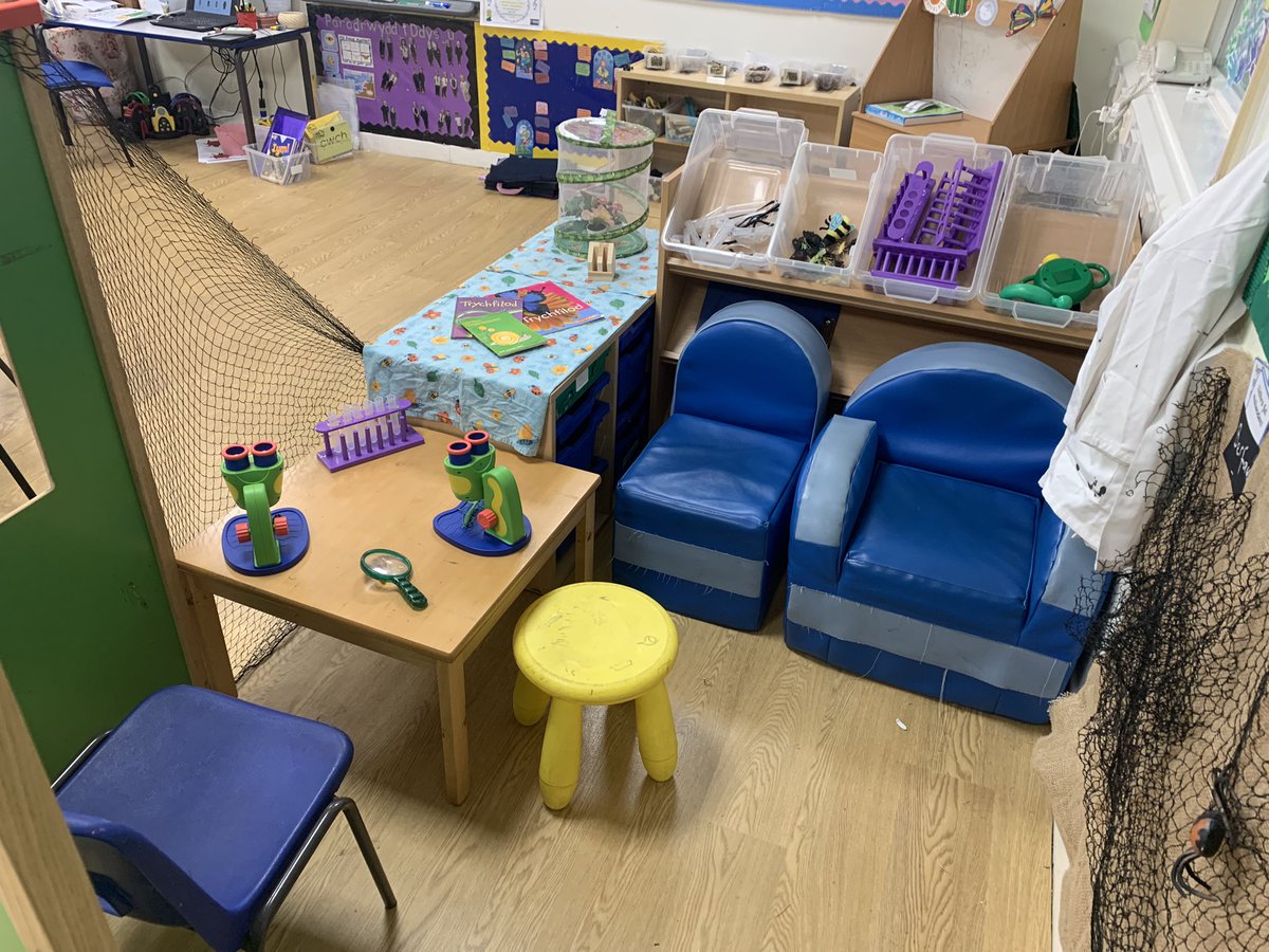 Mr_BOJames's tweet photo. Croeso i’r Labordy Trychfilod! Welcome to the Insect Lab! 🐛🪱🐌🦗🦟🕷️🕸️🐜🐝 https://t.co/3b0Pi49V9d