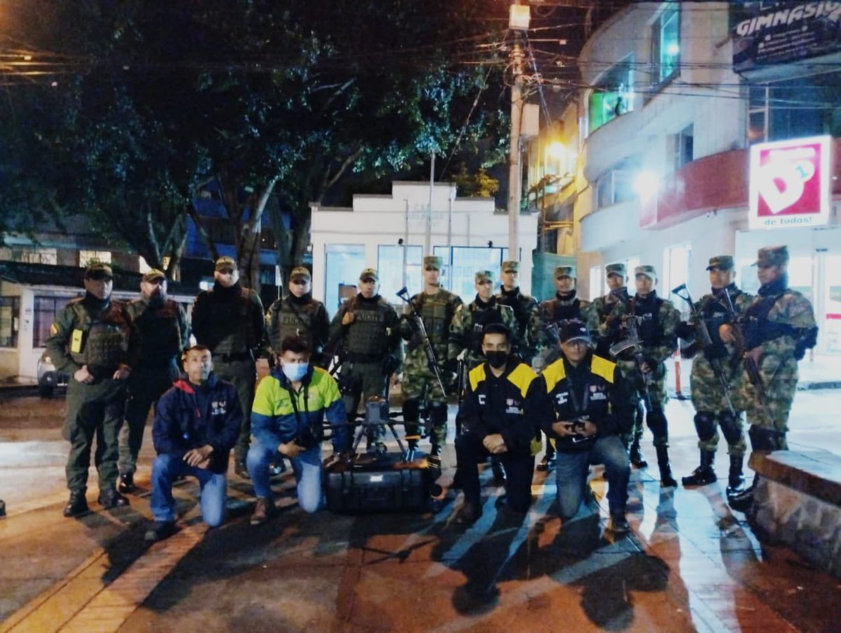 AndresPB1981's tweet photo. Seguimos desde la @alcaldiapasto con su @GobiernoPasto y #Unificados con @PoliciaPasto y @Ejercito_Div3 #BASPC23 con los operativos de #PlanComuna.

La noche anterior estuvimos en: 

✅ Tamasagra

✅ La Palma

✅ Mirador de Dios

✅ Parque San Felipe

✅ Anganoy

✅ Panorámico 

✅ Parque Aurora

✅ Av. U. Mariana 

Con las siguientes actividades y resultados para la contención del delito: 

🚨➕100 requisas.

🚨6 traslados al CTP de expendedores de sustancias alucinógenas, listas para ser distribuidas en parque Aurora y sector U. Mariana.

🚨Traslado de 01 individuo por porte de arma contundente 🔪🗡️

🚨Desmonte y destruccion de cambuches usados para consumo y tráfico de estupefascientes en el sector Mirador de Dios.

Seguimos trabajando por la #Seguridad, #Justicia y #Convivencia de nuestro PAZTOSeguro2.0