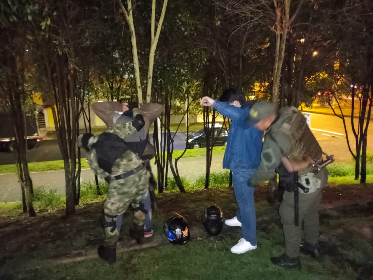 AndresPB1981's tweet photo. Seguimos desde la @alcaldiapasto con su @GobiernoPasto y #Unificados con @PoliciaPasto y @Ejercito_Div3 #BASPC23 con los operativos de #PlanComuna.

La noche anterior estuvimos en: 

✅ Tamasagra

✅ La Palma

✅ Mirador de Dios

✅ Parque San Felipe

✅ Anganoy

✅ Panorámico 

✅ Parque Aurora

✅ Av. U. Mariana 

Con las siguientes actividades y resultados para la contención del delito: 

🚨➕100 requisas.

🚨6 traslados al CTP de expendedores de sustancias alucinógenas, listas para ser distribuidas en parque Aurora y sector U. Mariana.

🚨Traslado de 01 individuo por porte de arma contundente 🔪🗡️

🚨Desmonte y destruccion de cambuches usados para consumo y tráfico de estupefascientes en el sector Mirador de Dios.

Seguimos trabajando por la #Seguridad, #Justicia y #Convivencia de nuestro PAZTOSeguro2.0