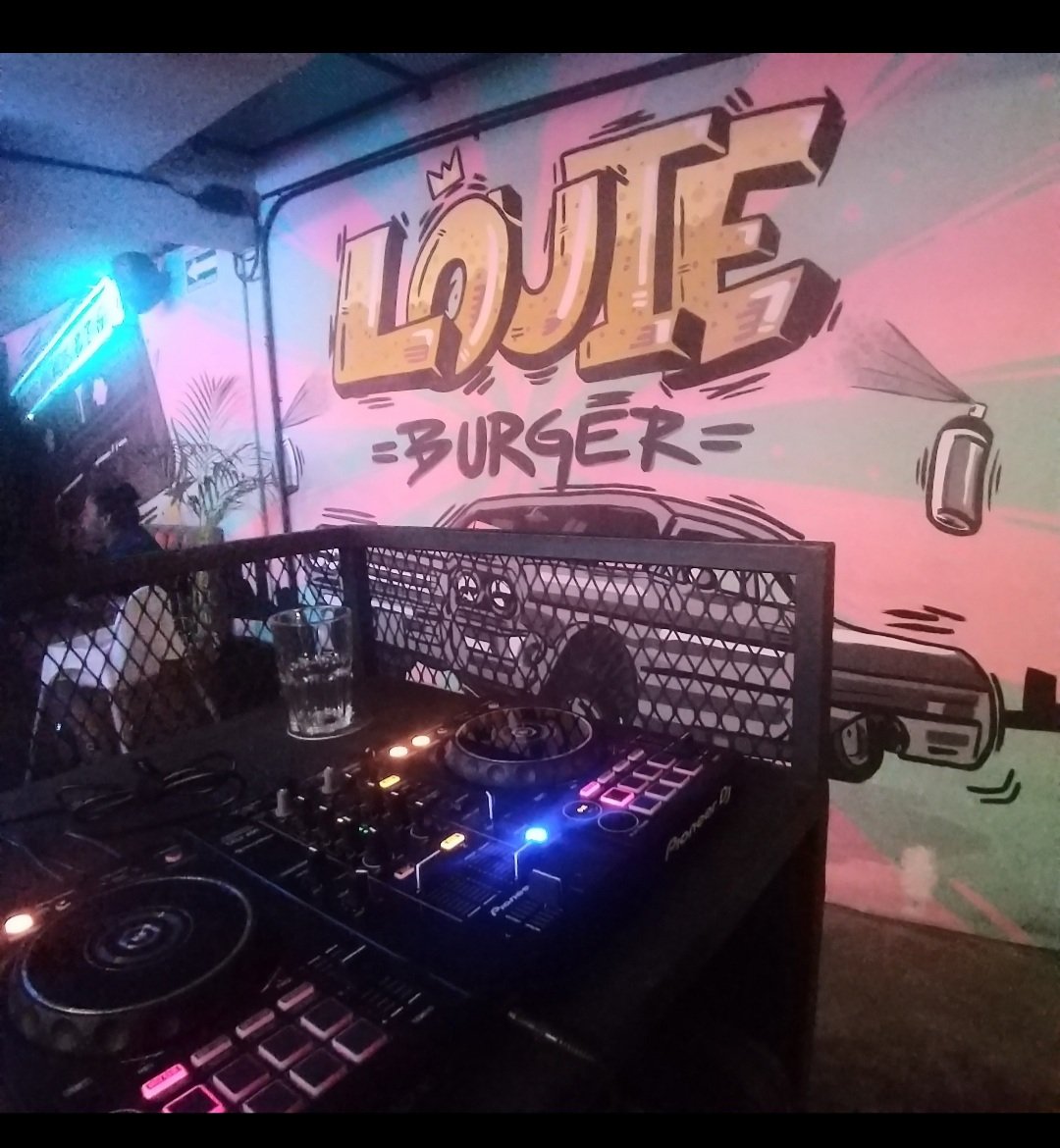 olivervoz's tweet photo. Hoy pondré buenos tracks en Louie Burguer Chapalita,comida altamente recomendable, disfruta tu fin de semana en Louie
#viernesdedjgdl
#djsessions #djguadalajara
#funkandisco https://t.co/b5af7du3uP