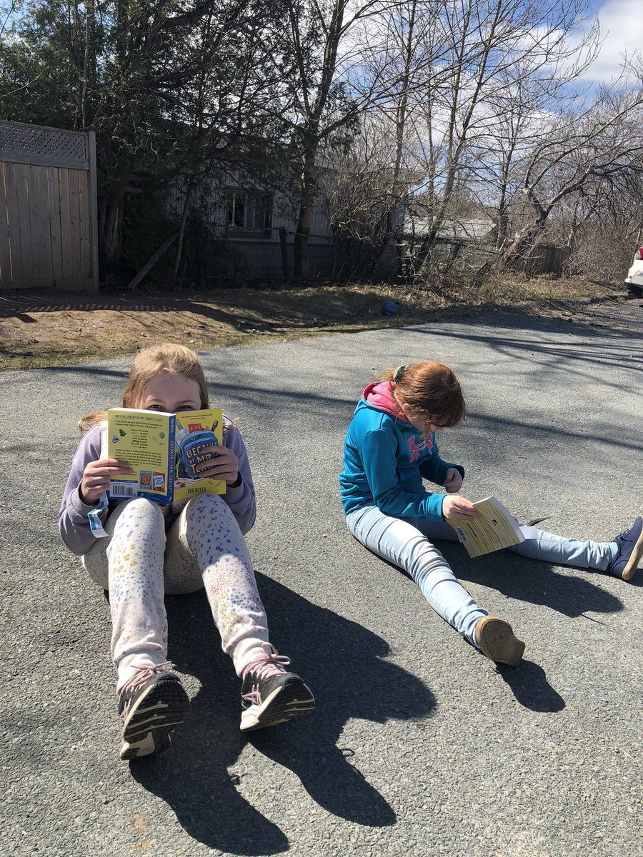 MsBall17's tweet photo. A great day for outdoor reading! @HrceLiteracy https://t.co/uUIACXBK55