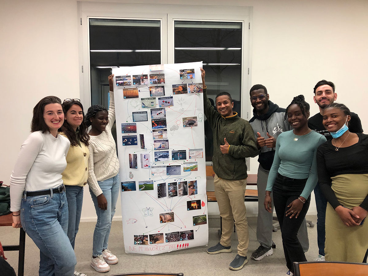universitereims's tweet photo. L’#URCA a proposé une formation pour devenir animateur de l’outil pédagogique nommé « La Fresque du Climat »

La première session de formation s’est tenue les 11 et 12 avril derniers et a réuni 14 étudiants futurs ambassadeurs CLIMAT 👏👏👏

Plus d’infos : https://t.co/xe3xat3YmH https://t.co/0QUEROxIXj