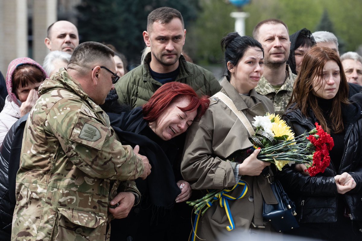 Сьогодні Україна прощається із воїном Олегом Барною та його командиром Валерієм Дороховим. Разом вони загинули під час штурму позицій ворога. 

Світла пам’ять Героям.