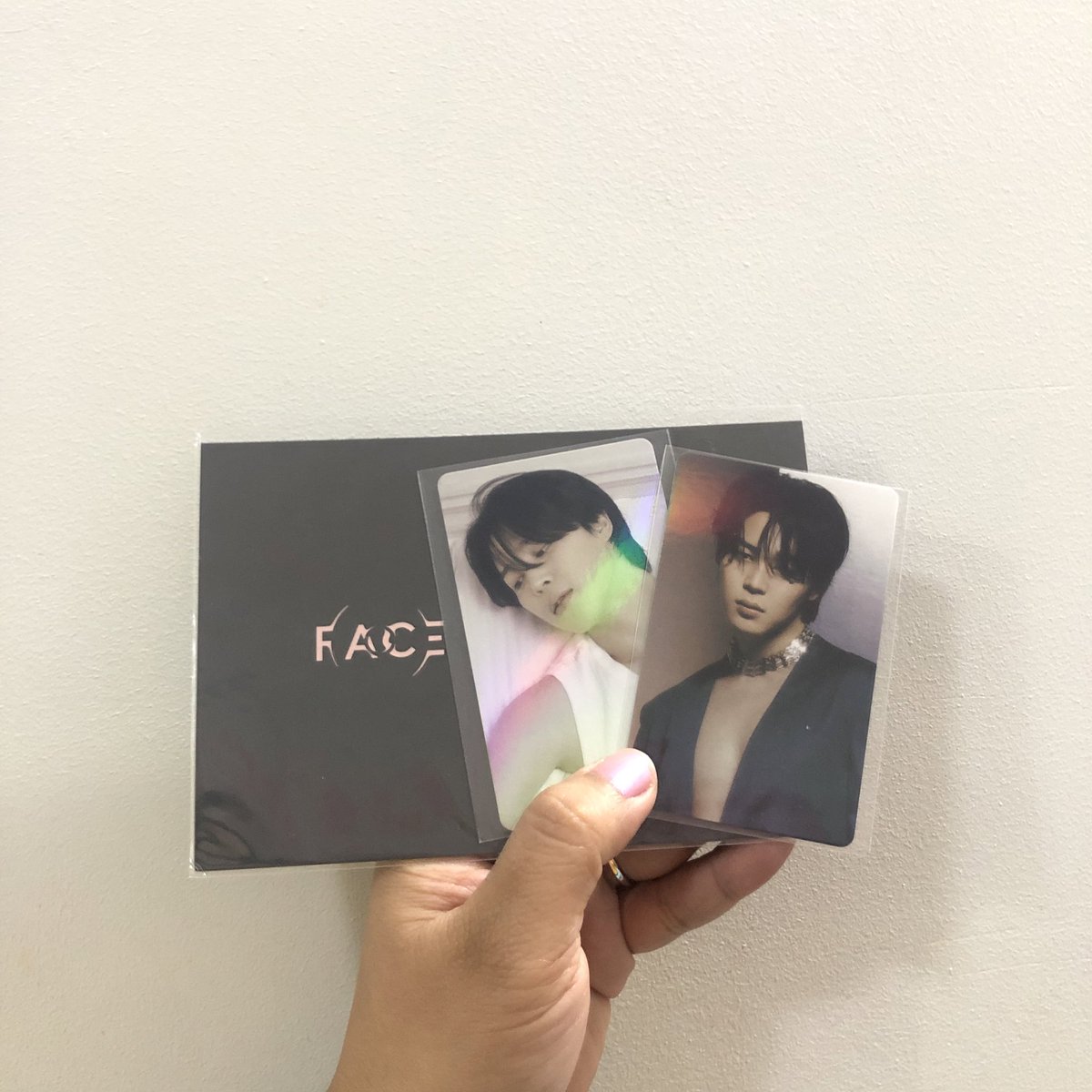 minhollya's tweet photo. He’s saying “Baby come and follow me, there’s not a bad thing here tonight~”

My first JPFC pc ever is here!! I can’t resist Jimin, fr 😭🥺

Got these like 3 or 4 days ago from @mercaripasabuy 💜 Grabe ang bilis! Tysm po!! https://t.co/5K0J3O3KSm
