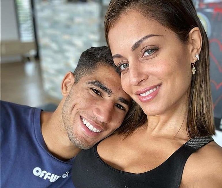 Clement_Mbom's tweet photo. 🔴Affaire HAKIMI | Hiba Abrouk parle enfin !

Hiba Abouk brise le silence et revient sur son divorce d'avec le footballeur marocain Achraf Hakimi: « Le meilleur est toujours à venir...
Il y a des bons et des mauvais moments dans la vie. Tu te maries par amour et tu divorces par amour les gens evoluent, changent, grandissent... Et il y a peut-être un moment où tu arrêtes de te trouver, et quand cela arrive, il n'y a rien à forcer (...) C'est vrai, avec deux enfants, c'est émotionnellement compliqué, mais Je ne suis pas la première et je ne serai pas la dernière. L'important, c'est que j'aie la tranquillité d'esprit d'avoir essayé et fait tout ce que j'avais à faire...» a-t-elle déclaré.

Au cours de cette interview, elle n'a pas démenti les informations sur la mère d'Hakimi et la fortune du joueur (la rumeur dit que son ex mari ne possèderait aucun actif), de quoi relancer le débat. 

Interview réalisée par PALOMA LEYRA (Elle Magazine) 
PHOTOS: RAFA GALLAR 
VIDÉO : CARMEN BEJERANO. RÉALISATION: BÁRBARA GARRALDA. MAQUILLAGE: MARÍA GARCÍA POUR HERRERA BEAUTY BY CAROLINA HERRERA. COIFFEUSE : KLEI KAFE (ESTHER ALMANSA).
Date de l'interview: 19/04/2023
Lien source: https://t.co/3q717IGcjA