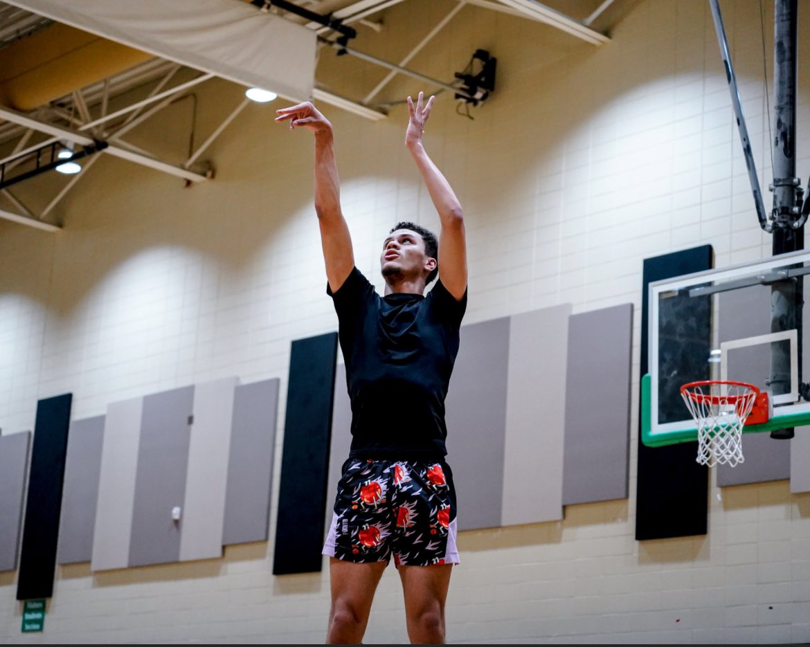 EasleyBBall's tweet photo. It was great having @KristianC_2023 in the gym with us this week.
#AlwaysAGreenWave
πΈ@superbflicks https://t.co/YIz0BNSL0w