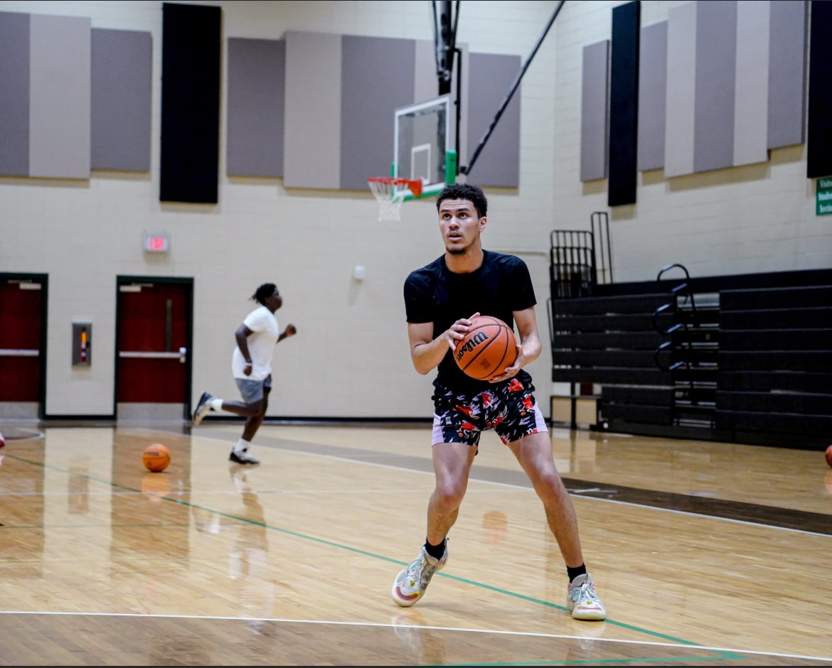 EasleyBBall's tweet photo. It was great having @KristianC_2023 in the gym with us this week.
#AlwaysAGreenWave
πΈ@superbflicks https://t.co/YIz0BNSL0w