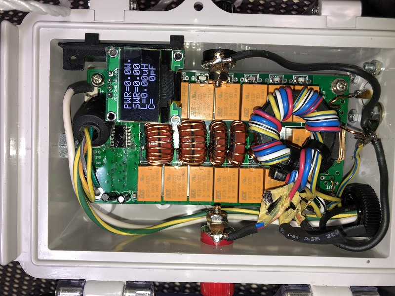 tark_marchen's tweet photo. 帰宅後、無線の電源を入れるとひどいノイズ。点検するとアンテナ直下のATUリレーがカチャカチャ動きっぱなし。取り外して分解点検。結局、基板組立キットに付いてた表面実装ROMの接触不良。老眼鏡片手にはんだやり直しで修理完了。直って良かった。　#アマチュア無線 #ATU100 https://t.co/bYJCdUUrSg