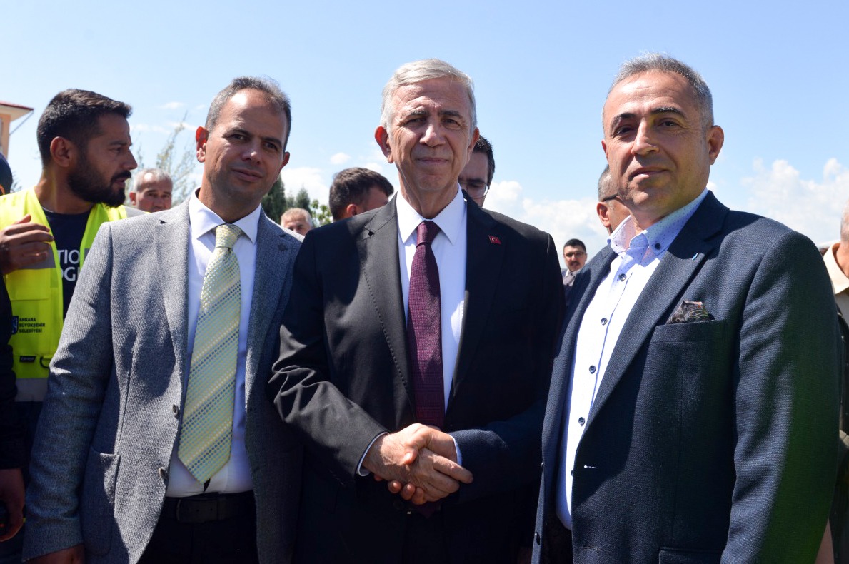 Güne, Ankara Büyükşehir Belediyesi K.maraş Deprem Koordinasyon Merkezi'nde bayramlaşma programıyla başladık. 6 Şubat K.maraş depremlerinden bu yana K.maraş'ı hiç yalnız bırakmayan Büyükşehir Belediye bşk.Sn. Mansur Yavaş'a tüm hemşehrilerim adına tşk ediyorum.