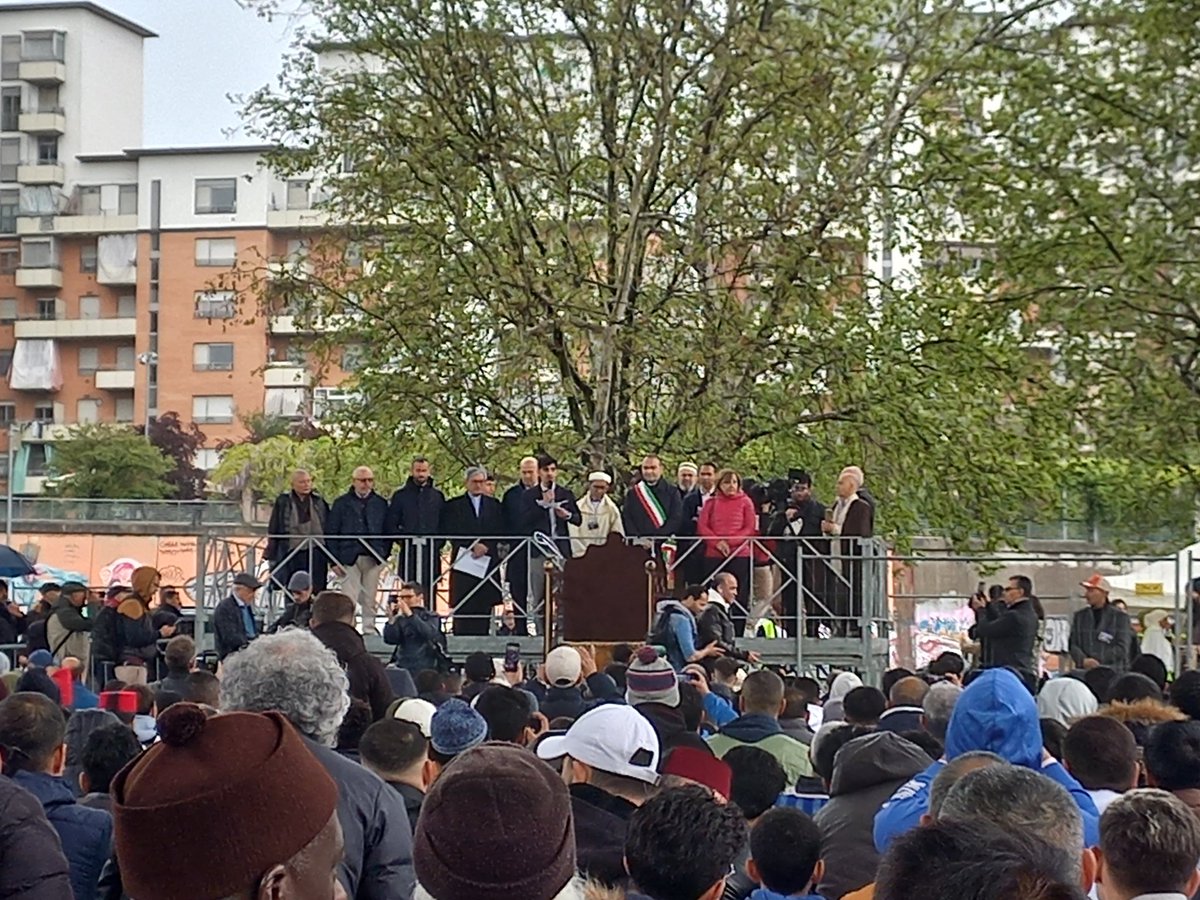 erwinnatosmal's tweet photo. Hari ini Sholat Ied diselenggarakan komunitas muslim di Turin. Sebelum sholat, sejumlah tokoh agama datang dan mengucapkan selamat &amp; memberikan sambutan.

Sambutan terakhir disampaikan Walikota Turin, Stefano La Russo yg disambut tepuk tangan yg meriah.

Minal aidin wal faizin.🙏 https://t.co/Rfkmpu5Kzo