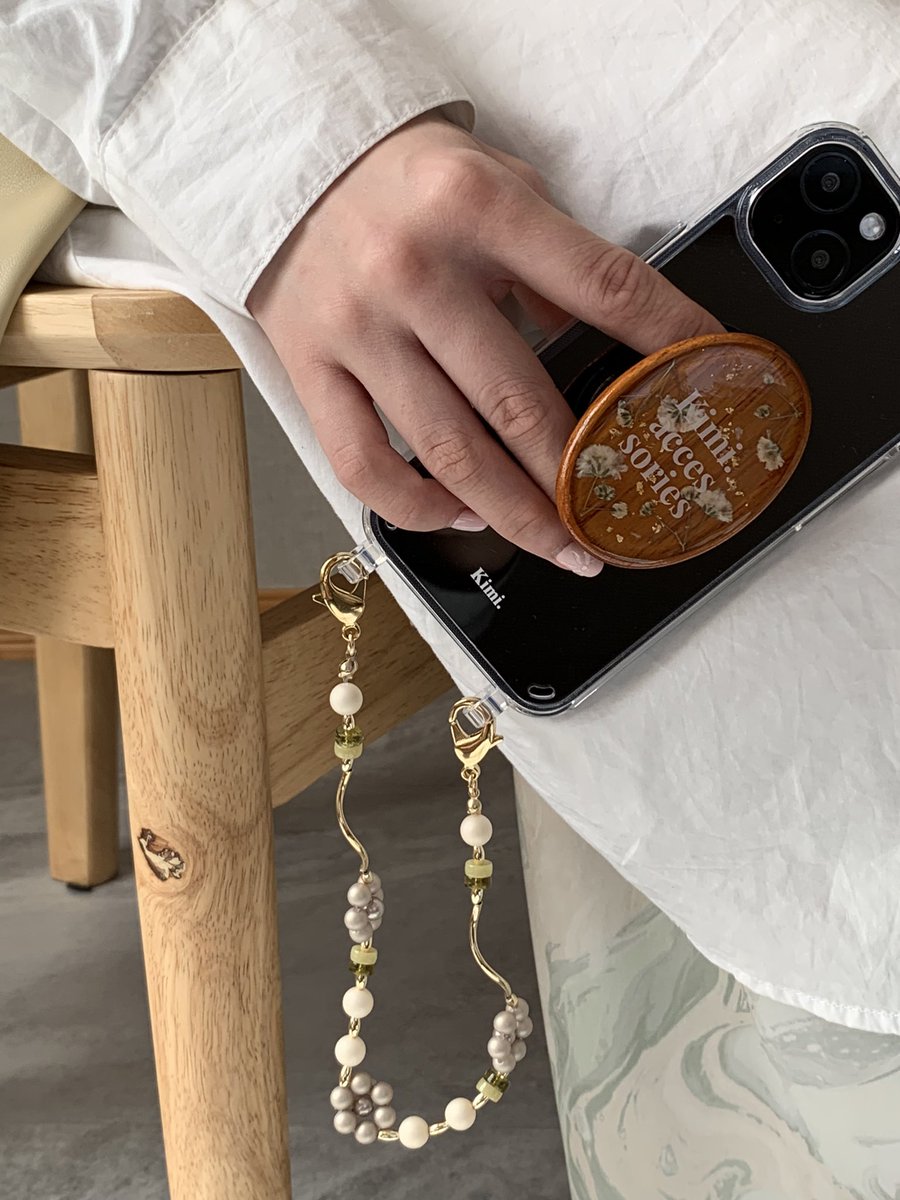 Kimidot_jp's tweet photo. coming soon…🍐🍑
 #ハンドス���ラップ
 #スマホストラップ https://t.co/v1u2A0Z5m8
