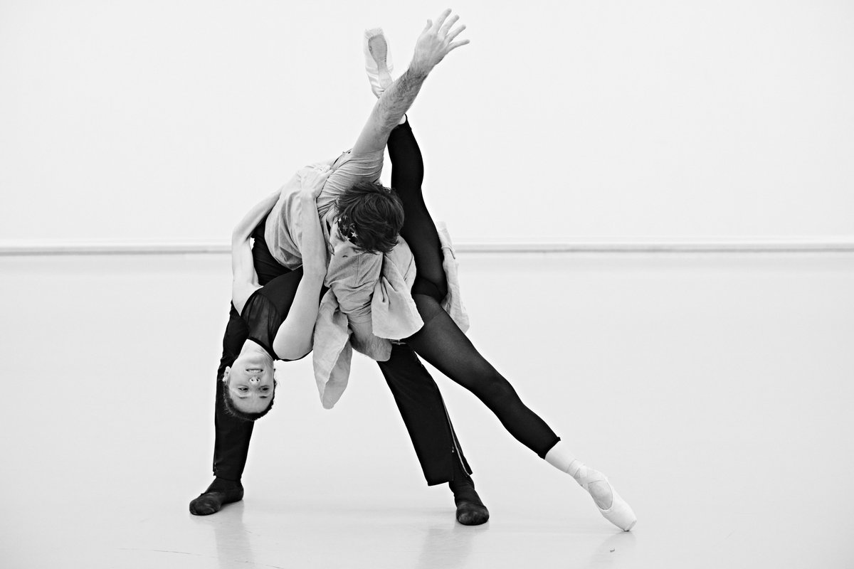 operzuerich's tweet photo. EINFÜHRUNGSMATINEE | Die erste Gelegenheit, die designierte Ballettdirektorin live zu erleben: @CathyRMarston stellt sich am So, 23 Apr 2023, dem Zürcher Publikum mit einer ihrer erfolgreichsten Arbeiten #THECELLIST vor und spricht über die Entstehung. 🎫 https://t.co/bvaDkXeW7V https://t.co/jdpfG0jZiz