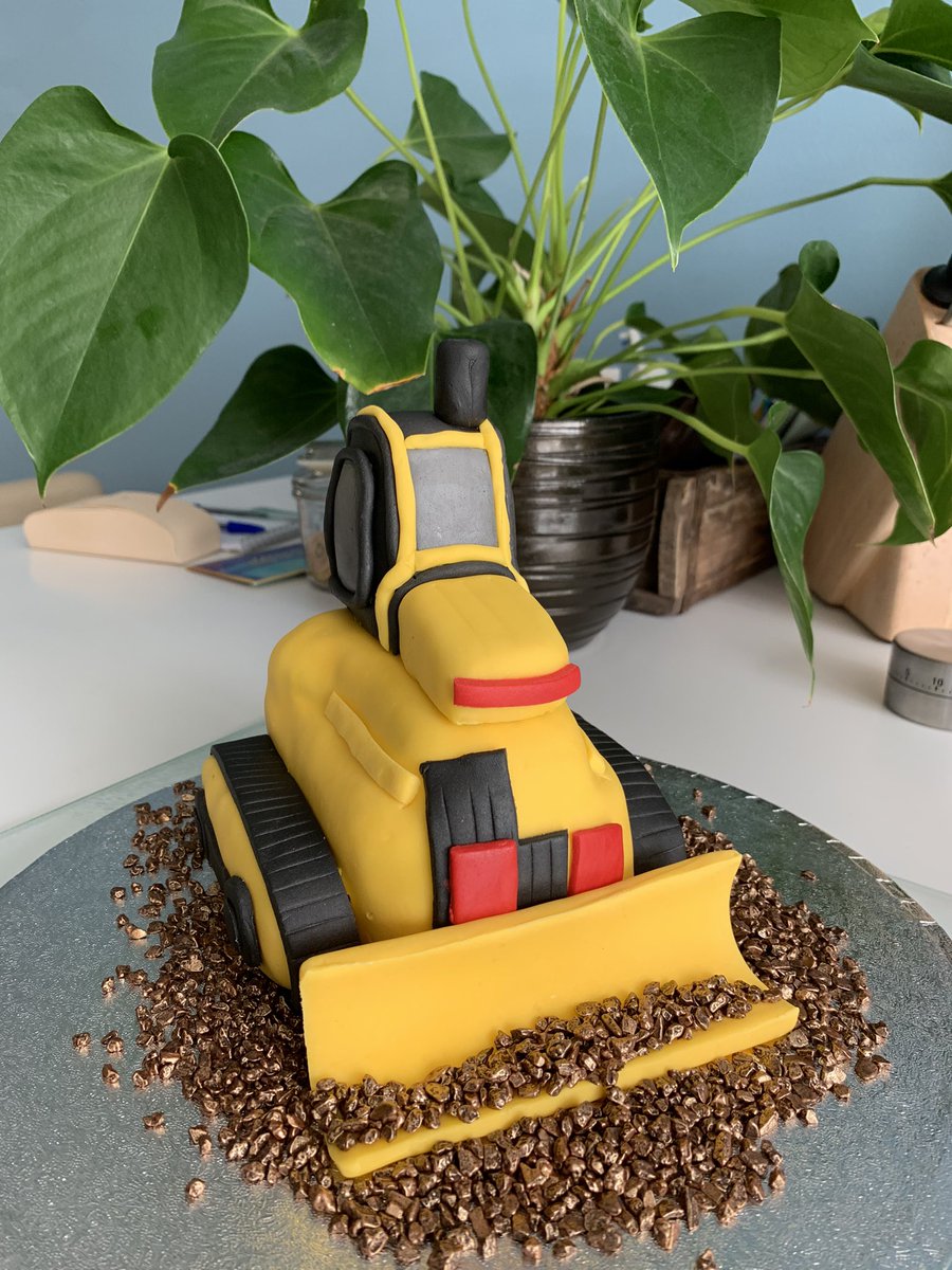 KarinAlphen's tweet photo. Dit was weer een projectje hoor😅
#howtocakeit #yolandagampp #taart https://t.co/fdHVXDfpCC