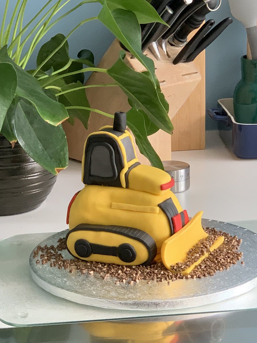 KarinAlphen's tweet photo. Dit was weer een projectje hoor😅
#howtocakeit #yolandagampp #taart https://t.co/fdHVXDfpCC