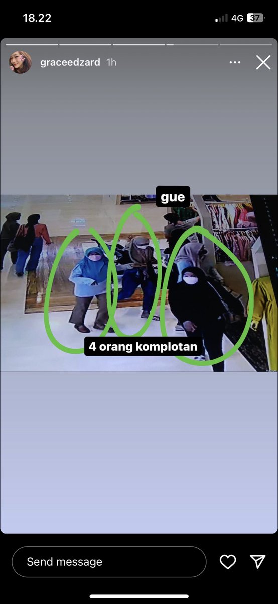 karinaamap's tweet photo. kena copet di Grand Galaxy Park hari ini, udah minta tolong ditindak tapi nggak ada feedback, copetnya kayaknya ibu2 (kalo ga nyamar) dan berempat, udah professional bgt nih soalnya lgsg di matiin semua2nya jd gabisa detect lokasi😅 @DivHumas_Polri https://t.co/IPsGeuK1nF