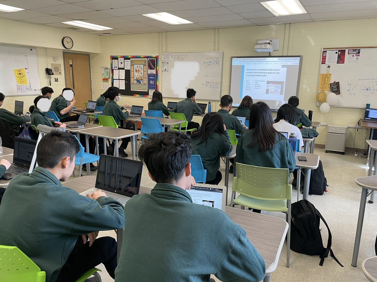 StRobertMath's tweet image. MTH1W Ss @StRobertCHS learned about the importance of financial literacy from @EVERFIK12 today! 💰💲💳🪙💵💹💱