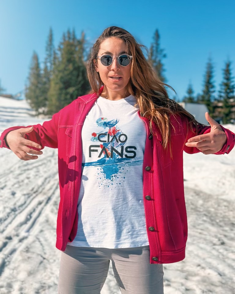 Dal 25 maggio sarà disponibile la maglietta #ciaofans in collaborazione con <a href="/goggiasofia/">iamsofiagoggia ⛷️</a>, tutto il ricavato sarà devoluto in beneficenza all’associazione Terre des Hommes Italia. 

A breve i dettagli.