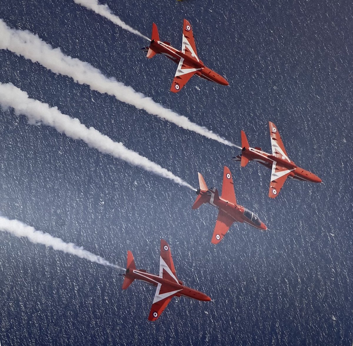 RArrowsCalendar's tweet photo. You can catch the Red Arrows in action at airshows across the UK and around the world! #RedArrowsDisplay https://t.co/pUSrjns783