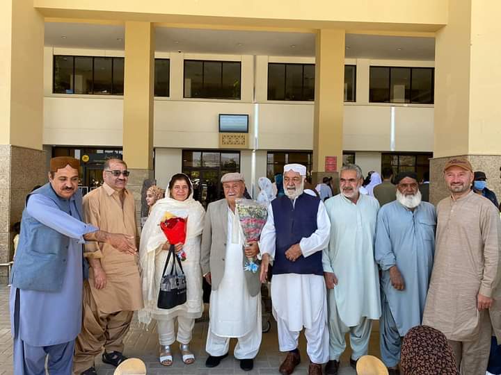 ardasherbabik's tweet photo. سەردانی کردنی خێزانێکی کوردی باشوور بۆ لای کوردانی پاکستان کە کورد لە پاکستان ژمارەیان نزیک بۆتەوە لە ملیۆنێک کورد لەو وڵاتە، کوردەکانی پاکستان تا ئێستاش خۆیان بە کورد دەزانن شانازی بە کوردبوونی خۆیانەوە دەکەنن لە پاکستان جوێنێک هەیە کە بە کورد و بەلوچەکان ئەڵێن کوردستانیوون واتا https://t.co/zrwIrpIYOD