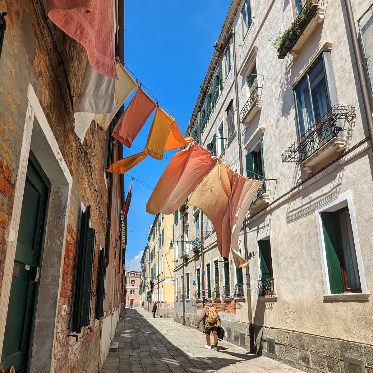 LJ_Pritchard's tweet photo. Mesmerised by this #Sunset #Washing #Pannistesi #CastelloBasso #CampoRotto #Venezia #Venice #LivingOnWater https://t.co/7cuWfrW0CM