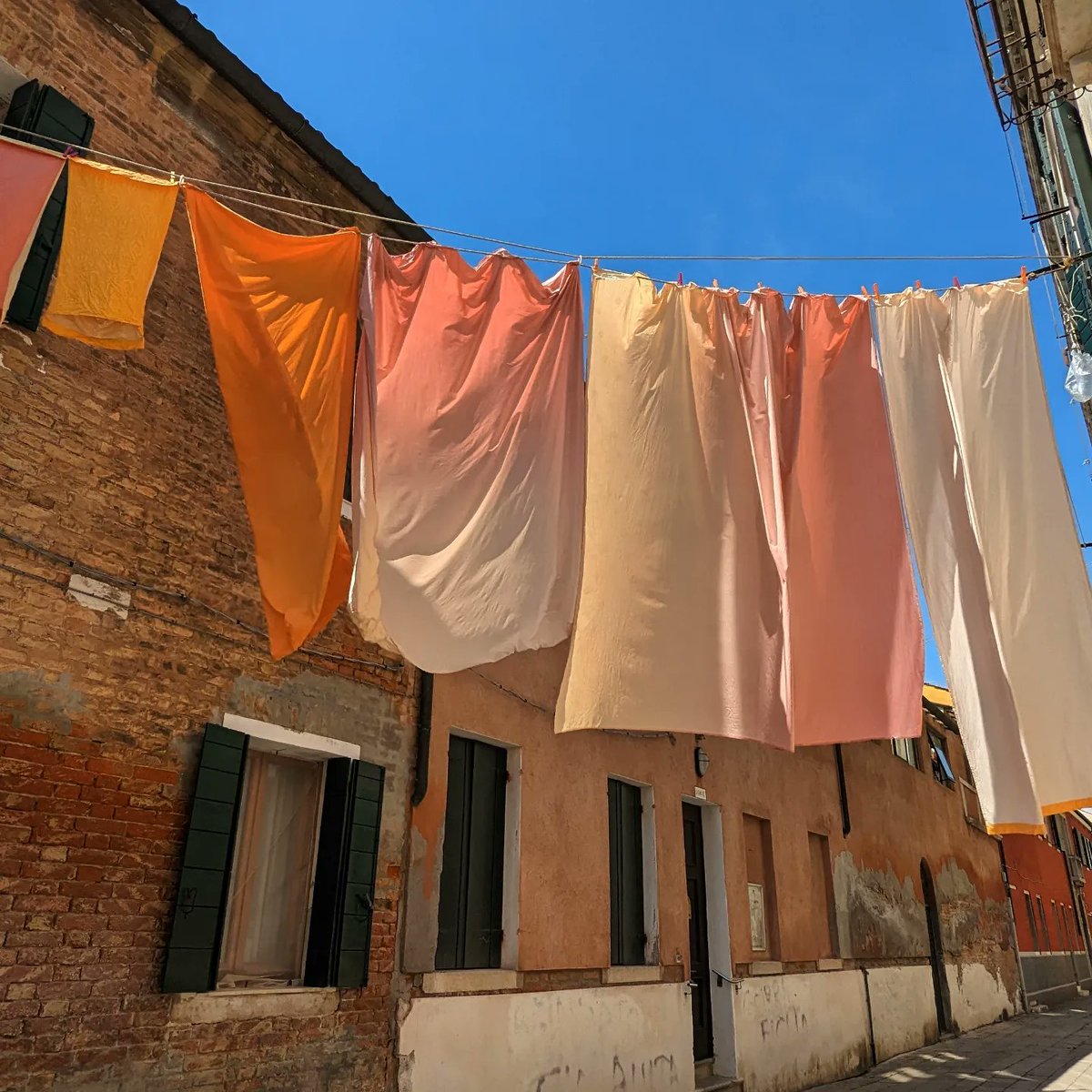 LJ_Pritchard's tweet photo. Mesmerised by this #Sunset #Washing #Pannistesi #CastelloBasso #CampoRotto #Venezia #Venice #LivingOnWater https://t.co/7cuWfrW0CM