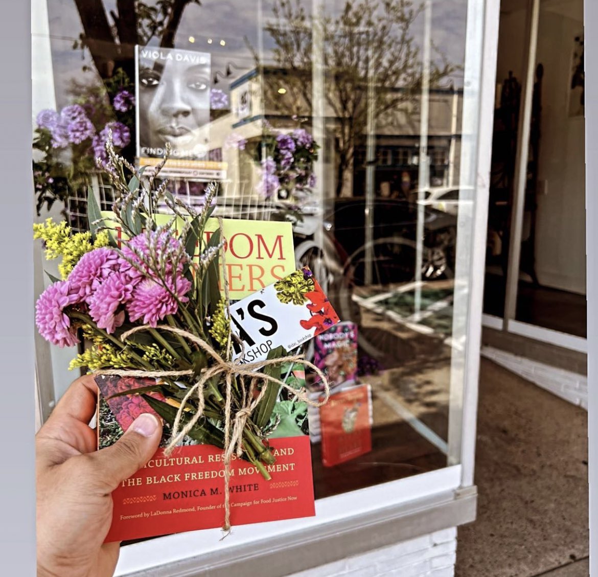 harriettsbooks's tweet photo. I keep asking florists if they’ll train me—cause Books &amp; Buds could be a whole thing. #WillWorkForFlowers https://t.co/5prMmjcG4F