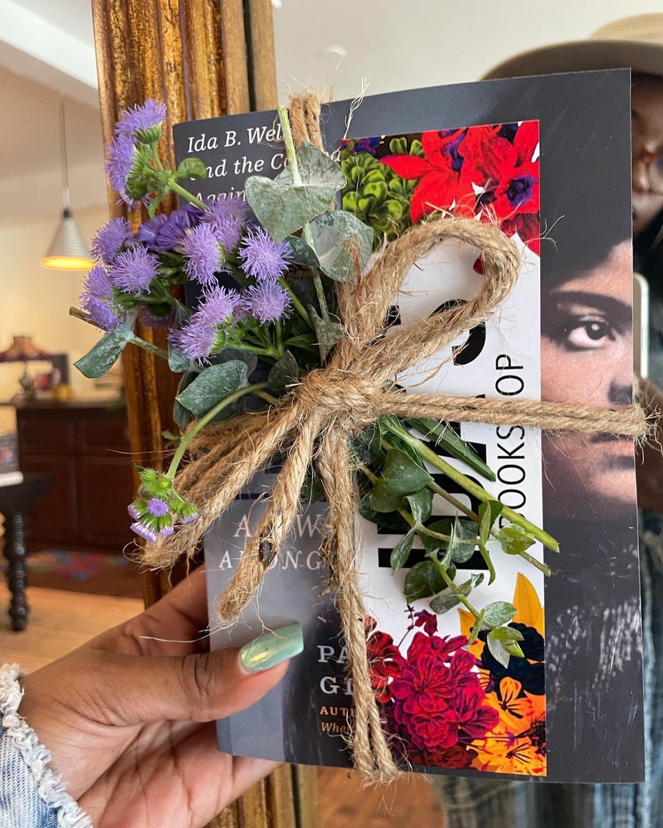 harriettsbooks's tweet photo. I keep asking florists if they’ll train me—cause Books &amp; Buds could be a whole thing. #WillWorkForFlowers https://t.co/5prMmjcG4F
