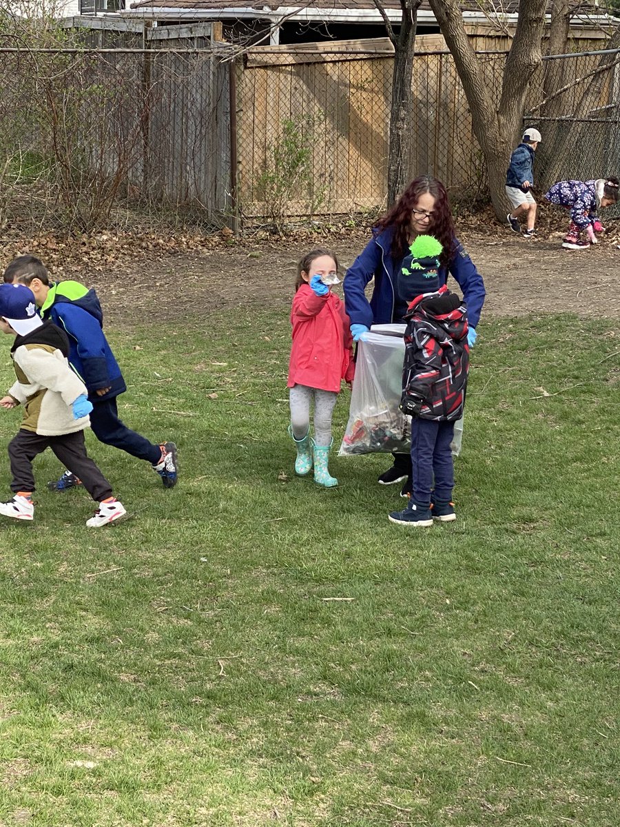 Thank you to all of our students for helping to clean our school yard.  You did an amazing job finding all the wrappers and pieces of trash. <a href="/HOFAM_DPCDSB/">Holy Family DPCDSB</a> @@<a href="/Hofamkinder103/">Hofamkinder</a>  #StrongerTogether #EarthDay2023