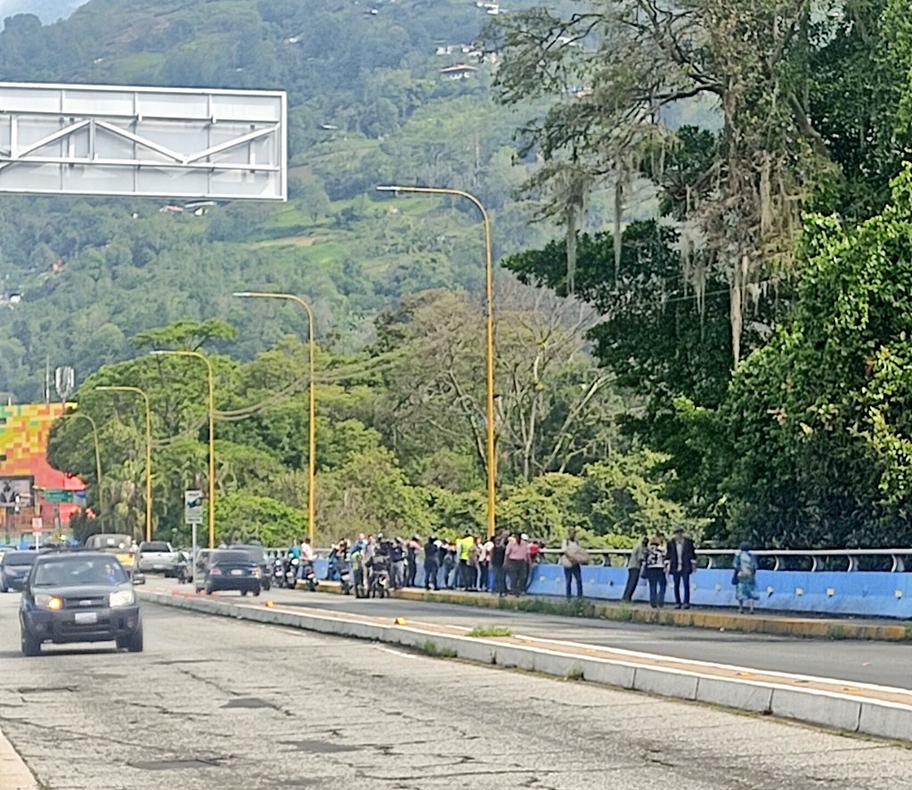 GochaSuper's tweet photo. Se acaba de lanzar otra persona por el viaducto Miranda. Ya es el tercero en lo que va el mes. #Merida 

Que triste 😭 esto, la gente está colapsada. 

#QEPD https://t.co/aqtFwTp0IQ