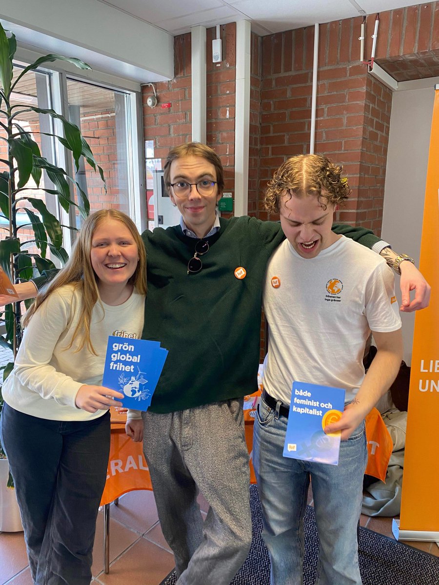 LUFLund's tweet photo. Kampanj på Katedralskolan idag! 🧡

#luflund #lufswe #katedralskolan #kattelund https://t.co/RLKzfJzHpM