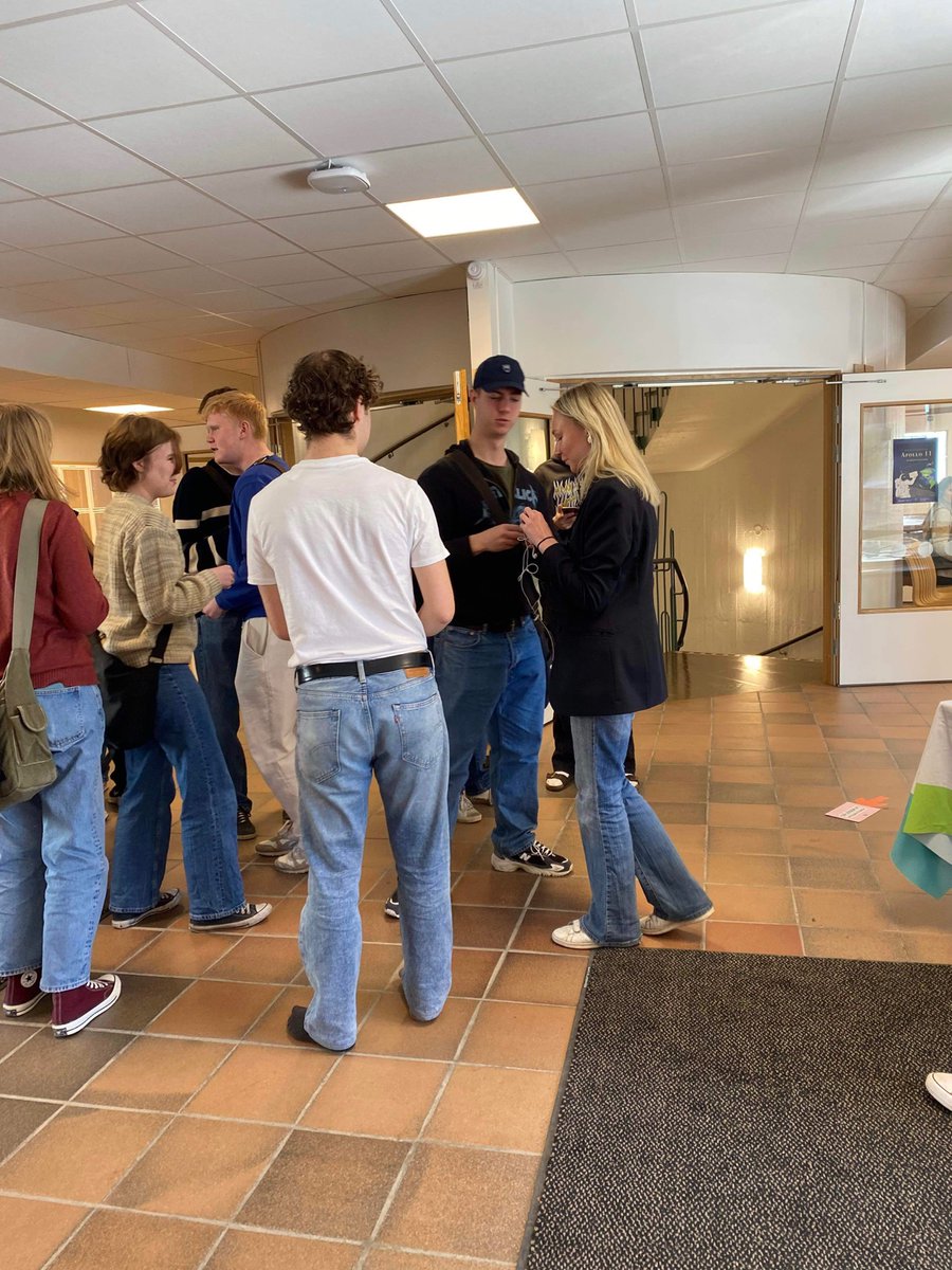 LUFLund's tweet photo. Kampanj på Katedralskolan idag! 🧡

#luflund #lufswe #katedralskolan #kattelund https://t.co/RLKzfJzHpM
