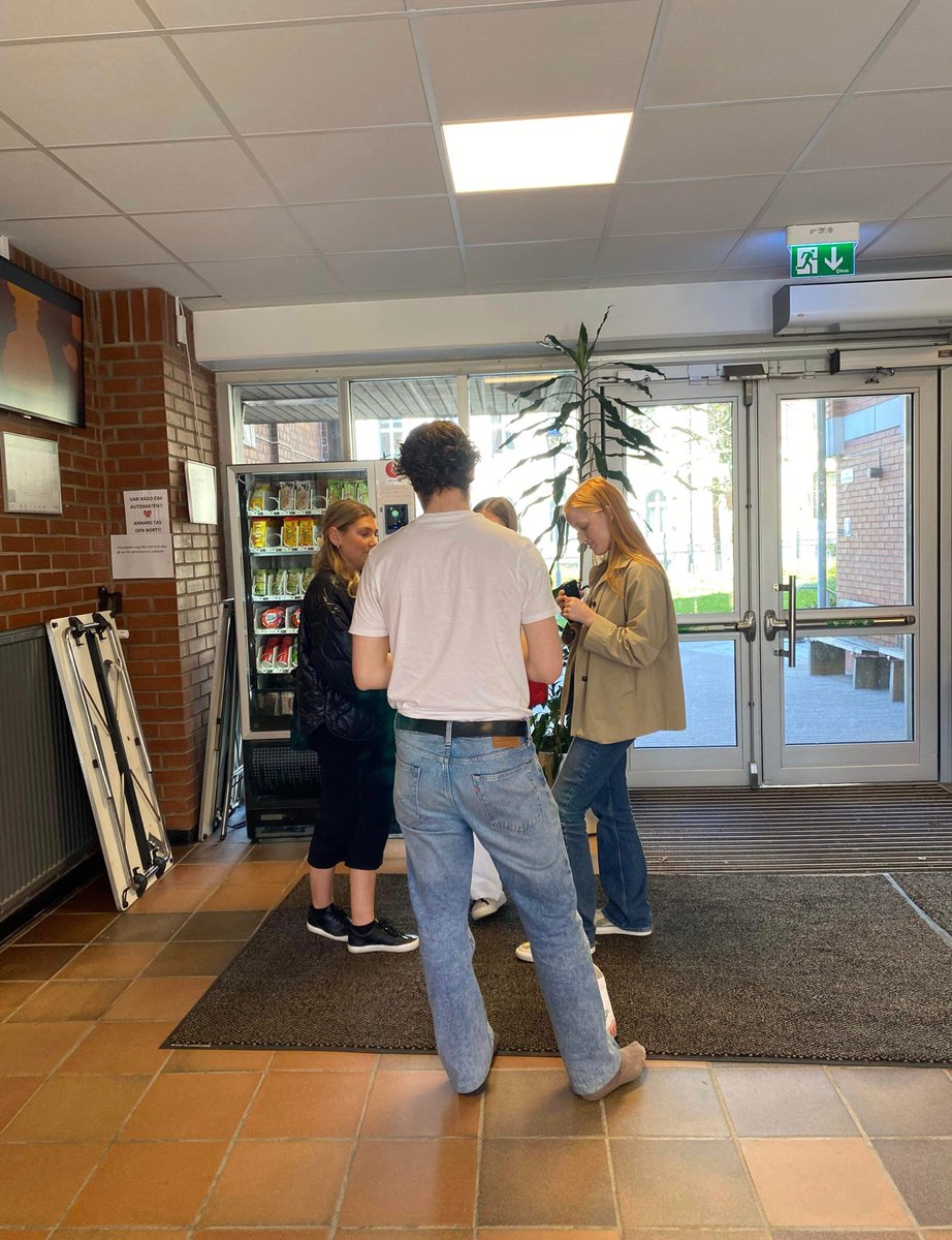 LUFLund's tweet photo. Kampanj på Katedralskolan idag! 🧡

#luflund #lufswe #katedralskolan #kattelund https://t.co/RLKzfJzHpM